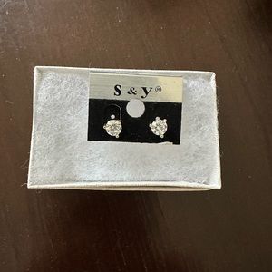 NEW!! Pretty women and girls earrings studs